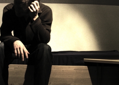 Junger Mann mit gesunkenem Kopf [hauibug: photocase.de]