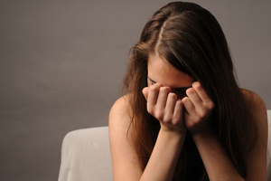 Frau versteckt Gesicht