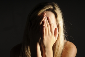 Frau schlägt Hände über dem Kopf zusammen