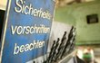 Schild: "Sicherheitsvorschriften beachten" [remik: photocase.de]